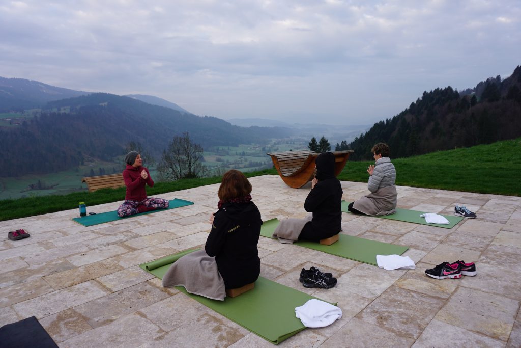 Franzy lehrt Yoga im Spa Hotel Bergkristall